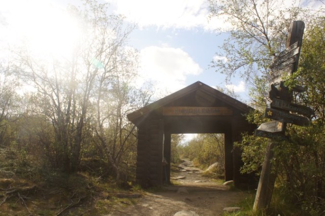 Even tracks (here the start of Kungsleden, Laplands most famous walking tour) can have a strong influence on a natural system, but their effect on mountains is largely unknown.