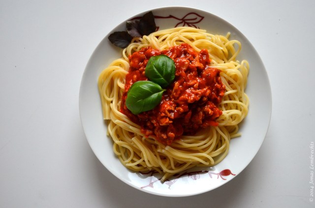 Spaghetti with basil